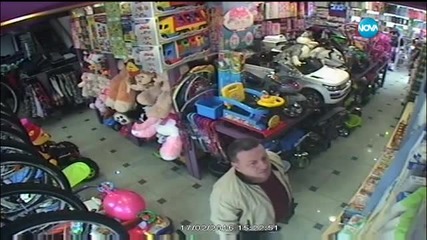 „Дръжте крадеца”: Мъж отмъкна стоки от детски магазин
