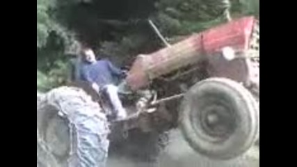 Трактор изправя на задни гуми