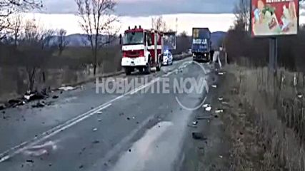 Тир и две коли се удариха и затвориха пътя между Предела и Разлог