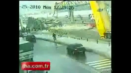 Камион отнася мост 