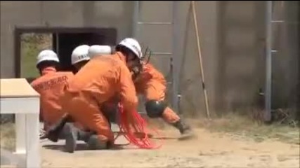 Ето как тренират японските пожарникари за спасяване на човешки живот!