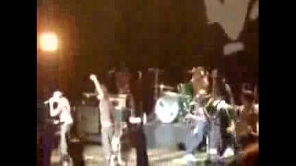 Chester Изкарва Дрейвън И Тайлър На PR