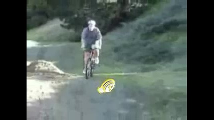 дебело момче се пребива с колело