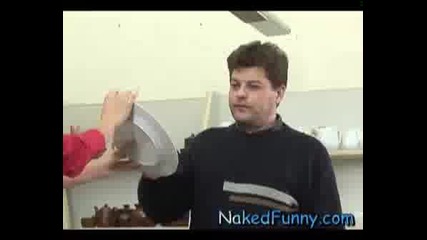 Голи и смешни - в магазина