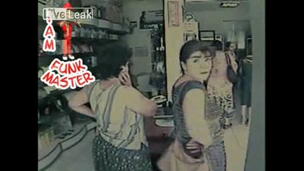 Жени крадат монитор от магазин