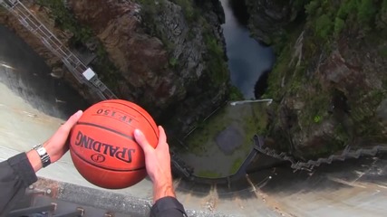 Какво става като хвърлим баскетболна топка от 126 метров бент