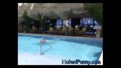 Голи и Смешни - Бомба в басейна 