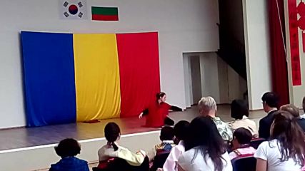 танц с меч от Корейският ден на културата
