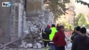 Рухване на сграда след поредното земетресение в Италия