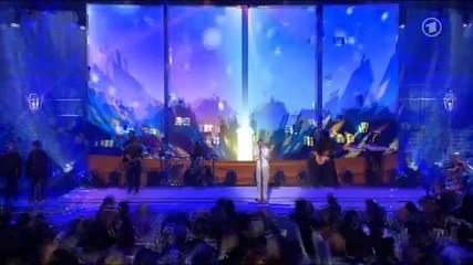 Джъстин Бийбър изпълнява на живо - Mistletoe at Bambi Awards 2011