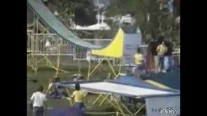 Пич със ски се пребива ужасно на трамплин