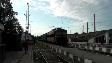 43-504.0 с товарен влак напуска Гара Искър
