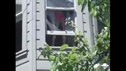 Смях :) Момиче чупи прозорец със задника си:)