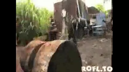 Никога не давай на маймуна оръжие!