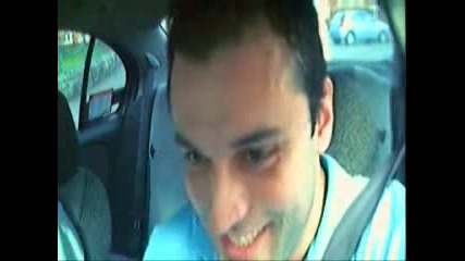 Heзрящ Човек Оправлява Автомобил!!!