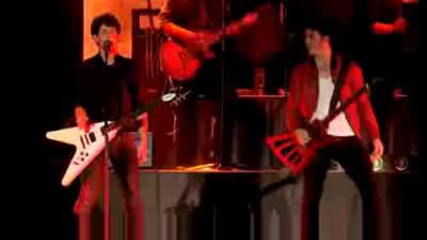 Jonas Brothers Performs World War 3 From London