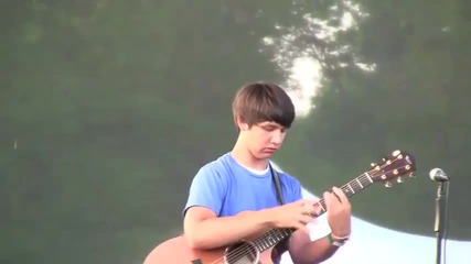 15 годишно момче прави чудеса със китарата си