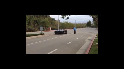 Мъж хвърля камък по Lamborghini Aventador