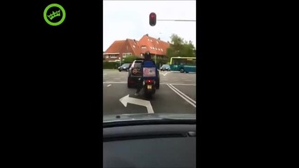 Хитрец краде пица от доставчика!