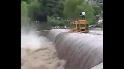 Автобус минава през водопад 