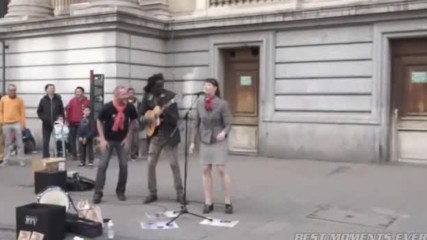 Музикантите са улични но вижте какво направи мацката от публиката !!!!