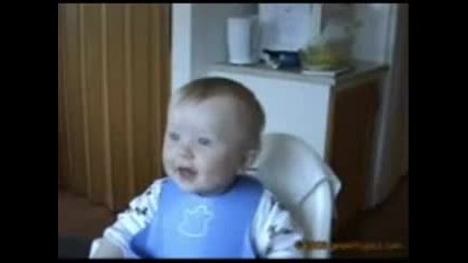 видео - толкова сладко смеещо се бебе 