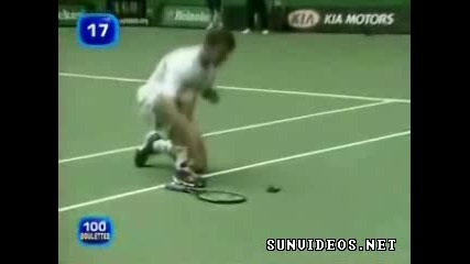 Тенисист осакатява птица, смях !! 