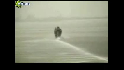 каране на мотор по заледено езеро