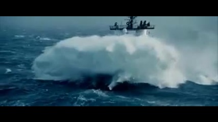 Човек срещу Моща на океана !!