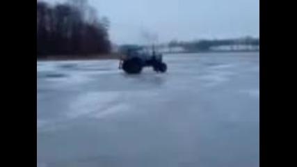 Дрифт с трактор върху лед