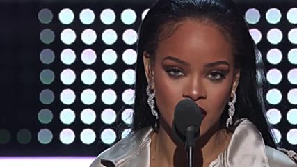 Rihanna приема наградата Vanguard Award 2016 Video Music Awards Mtv
