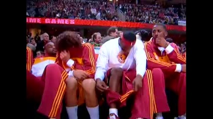 Lebron James пърди на резервната скамейка