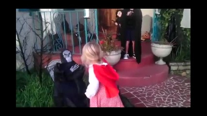 Малко момиченце защити брат си от страшна декорация за Хелоуин