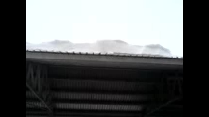 Падане сняг от покрив