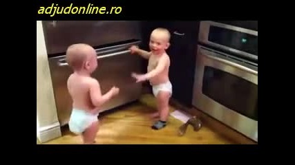 Две сладурчета си говорят на бебешки (смях)