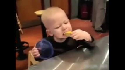 Бебенца хапващи лимон .. :d