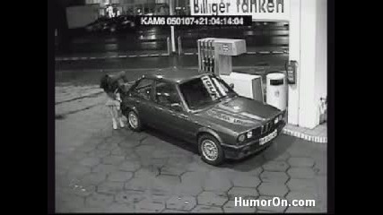 Жена се бори с кабинката на бензиностанцията .. ;dd 