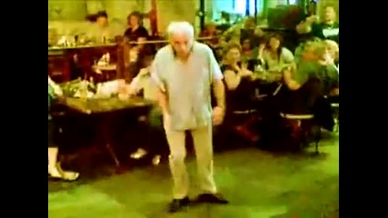 Дядка се разбива от танци насред заведение