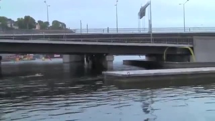 Скачане от движещ се влак в езеро