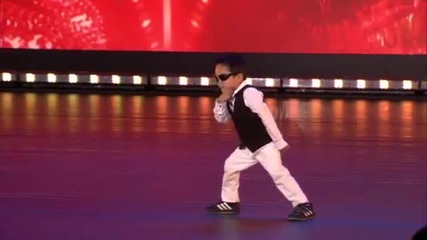 4 годишен Сладур много добре играе Gangam Style