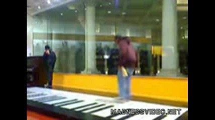 Човек Се Пребива На Огромно Пияно