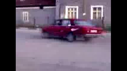 lada se opitva da boksuva