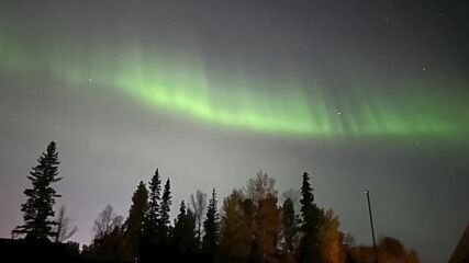Небесен танц: Северно сияние озари небето над Аляска (ВИДЕО)