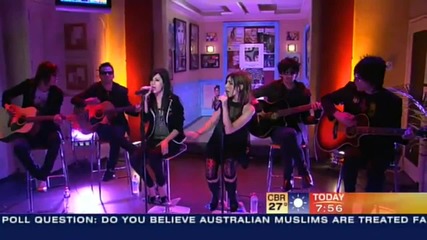 The Veronicas - Leave me alone live at Today 2006