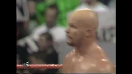 Скалата и Стив Остин празнуват заедно загубата си на The Fatal Four Way Match