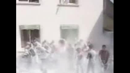 Яка Гавра С Ученици Застанали За Снимка