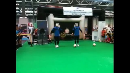 Невероятни умения с футболна топка