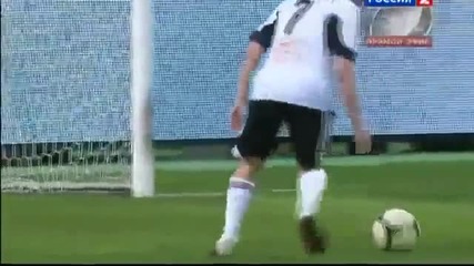 Малко момче влиза в игра и вкарва гол..