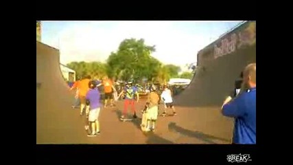 Репортер пребива дете, докато кара скейт !