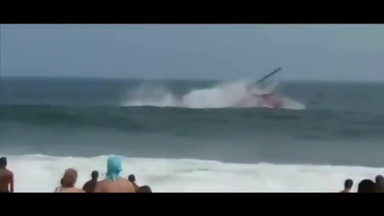 Ужас! Момент на катастрофа на хеликоптер в морето :x
